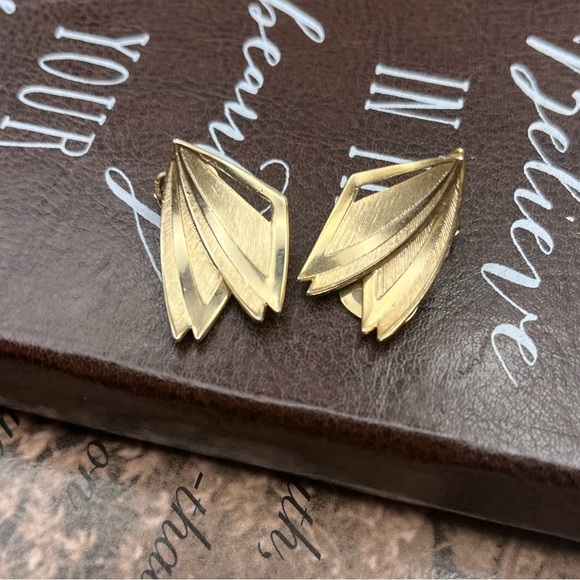 Vintage 70s Gold Tone Butterfly Feather Clip On Earrings - Picture 5 of 8